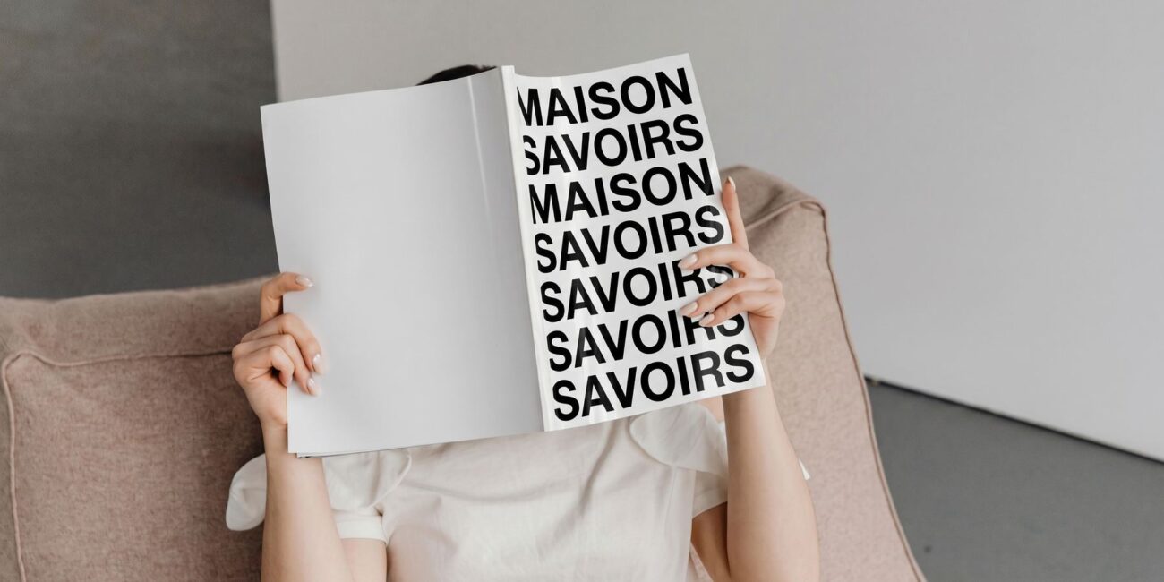Personne lisant un magazine Maison Savoirs